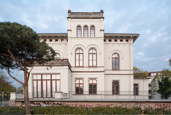 Seitliche Ansicht der Villa Simon, Sitz des Forschungsdezernats der Leibniz Universität