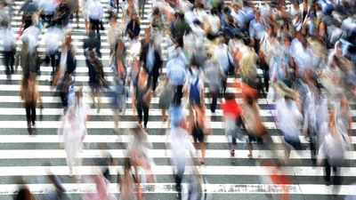 Menschen in Bewegung auf einem Zebrastreifen